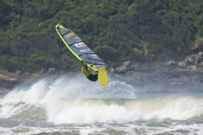 Angulo cracks an aerial - 2007 Mormaii Ibiraquera Wave Contest / PWA World Cup – Mormaii Super Session ©  John Carter / PWA http://www.pwaworldtour.com